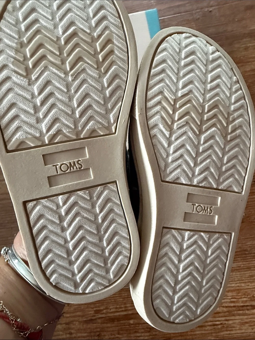 TOMS Kids Camo Slip-On Sneakers in Green and Tan size 8 NEW